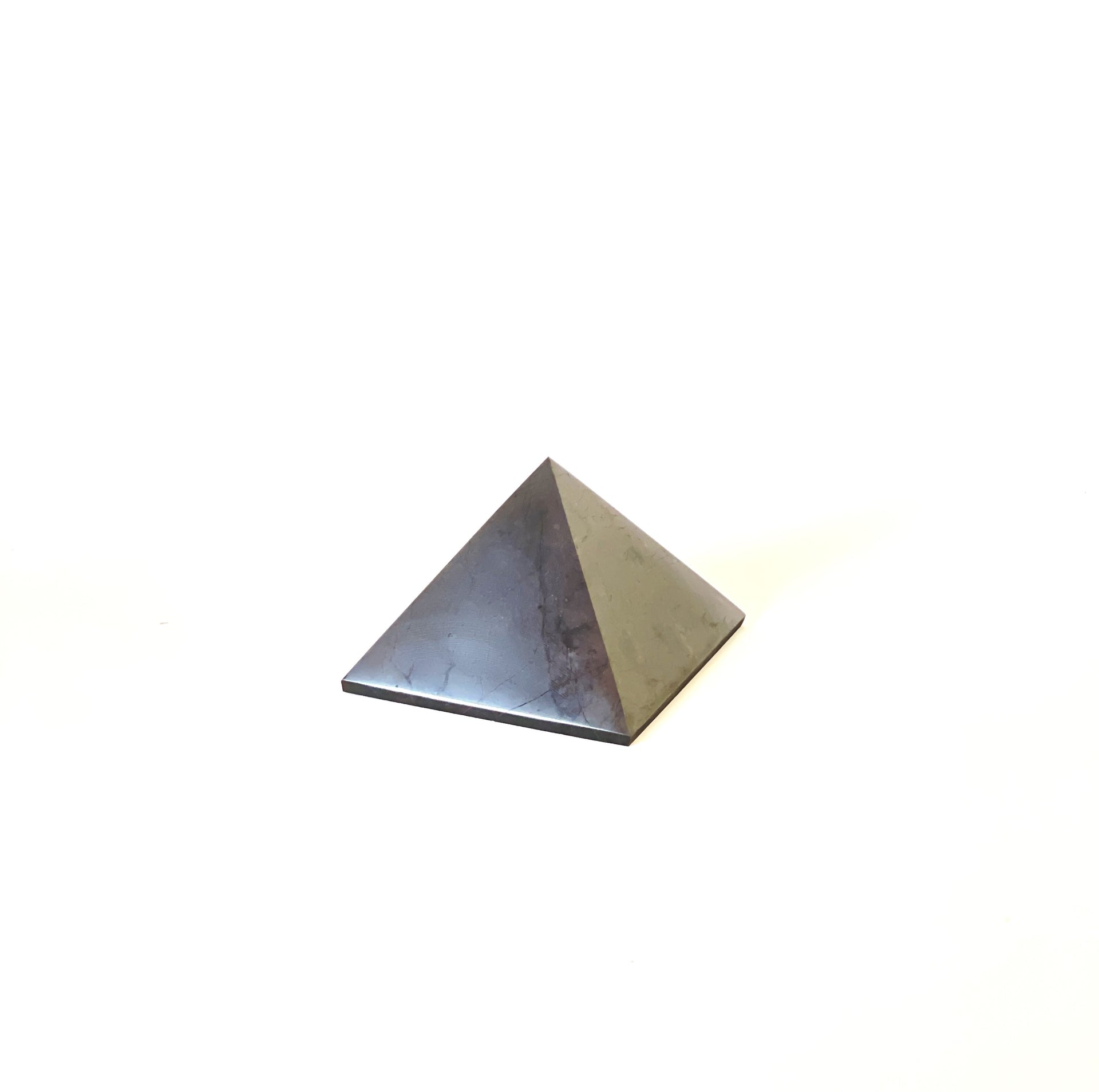 Shungit pirámide 7x7 cm – Alma & Cristales